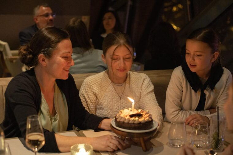 paris-elegant-dinner-with-drinks-in-the-eiffel-tower