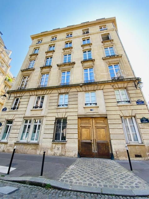 paris-emily-in-paris-walking-tour-small-group