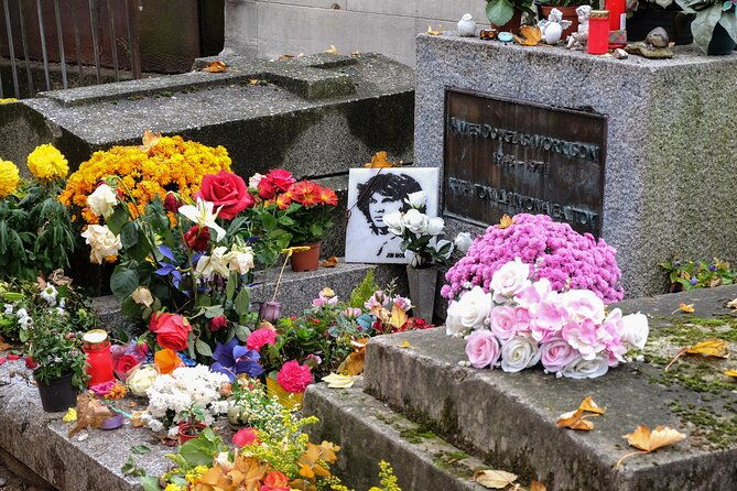 paris-famous-graves-of-pere-lachaise-cemetery-guided-tour