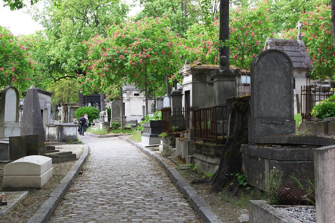 paris-famous-graves-of-pere-lachaise-cemetery-guided-tour