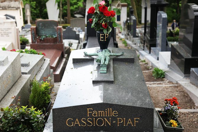 paris-famous-graves-of-pere-lachaise-cemetery-guided-tour