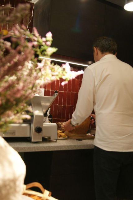 paris-french-wine-tasting-in-montmartre