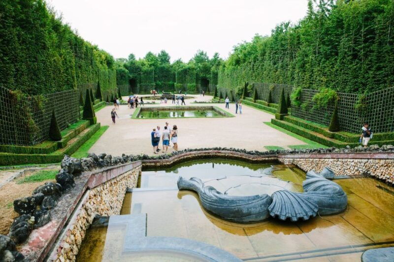 paris-gardens-of-versailles-walking-tour-palace-entry