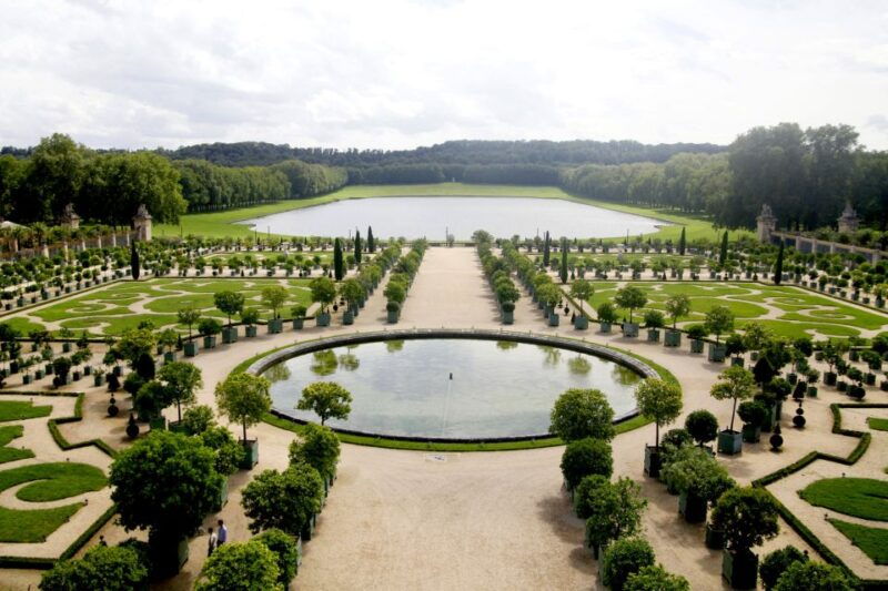 paris-gardens-of-versailles-walking-tour-palace-entry