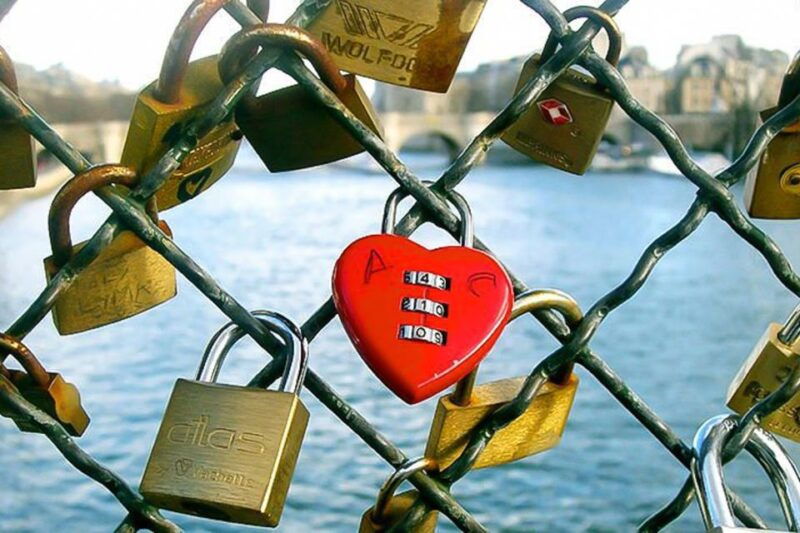 paris-guided-tour-from-notre-dame-to-champs-elysees