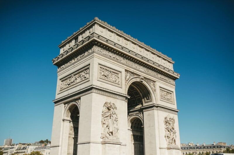 paris-guided-tour-in-a-vintage-land-rover