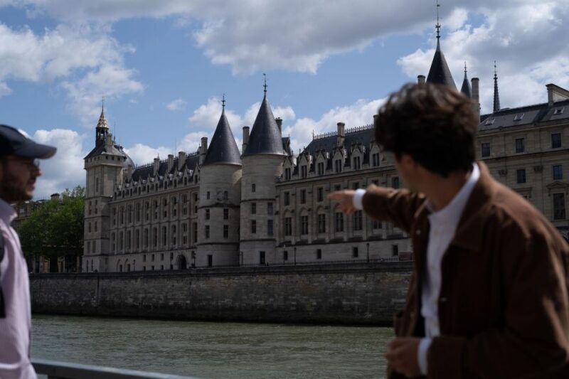 paris-halloween-walking-tour-ghost-stories-small-group