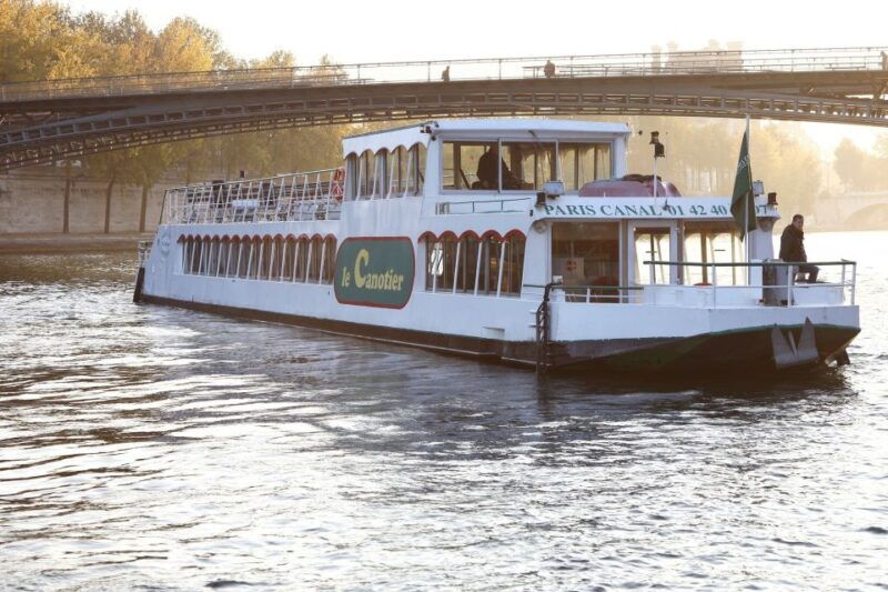 Paris: Happy Hour Evening Cruise on the Seine River - Drinks and Atmosphere