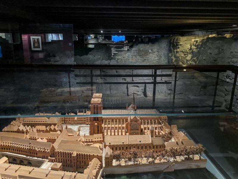 paris-ile-de-la-cite-and-notre-dame-walking-tour-with-crypt-2