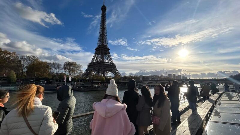 Paris: Illuminations River Cruise with Audio Commentary - Key Points