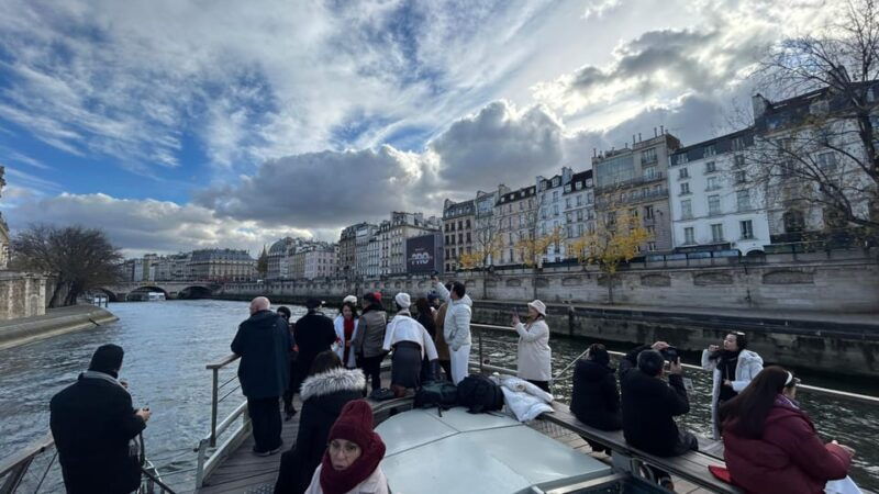 Paris: Illuminations River Cruise with Audio Commentary - What to Expect on the Cruise