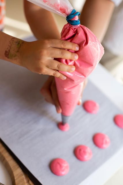 paris-kids-in-the-kitchen-macaron