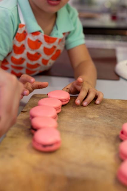 paris-kids-in-the-kitchen-macaron