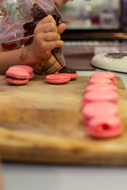 paris-kids-in-the-kitchen-macaron