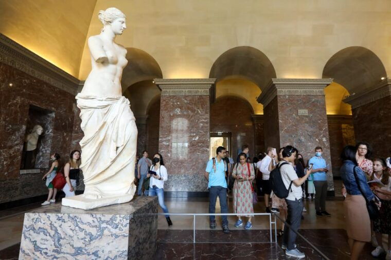 paris-louvre-museum-entry-ticket-with-guided-tour