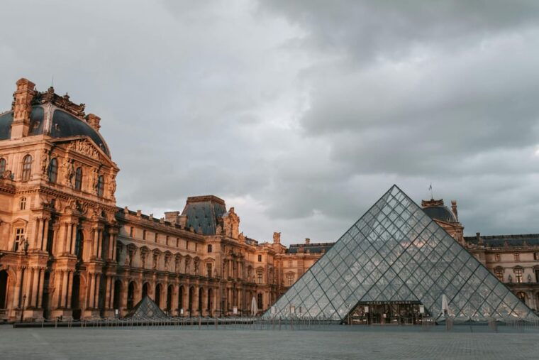 paris-louvre-museum-exclusive-tour-with-meet-and-greet