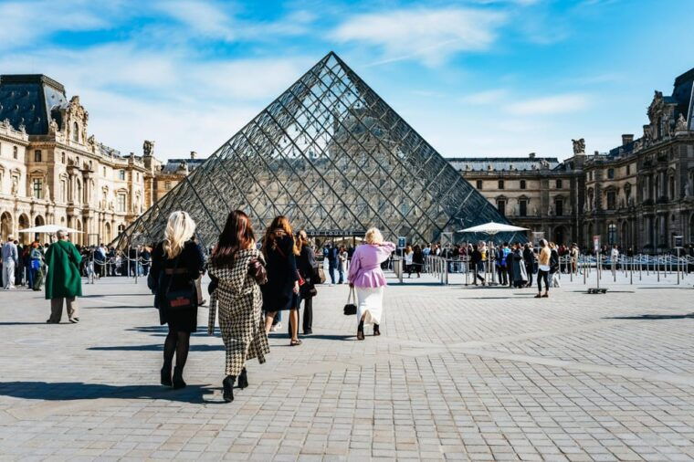 paris-louvre-museum-tour-mona-lisa-iconic-masterpieces