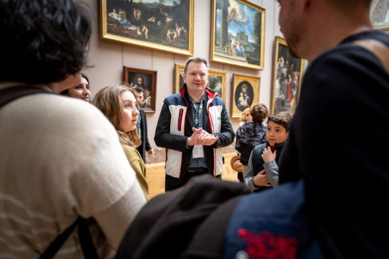 paris-louvre-private-family-tour-for-kids-reserved-entry
