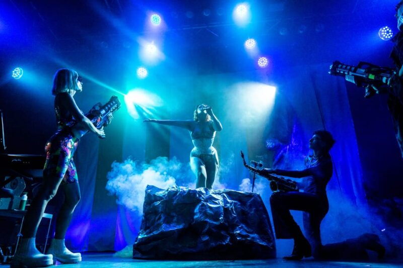 paris-madame-arthur-cabaret-show-club-entry-ticket