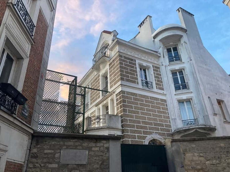 Paris: Montmartre Guided Walking Tour with Snack - Panoramic Views and Iconic Landmarks