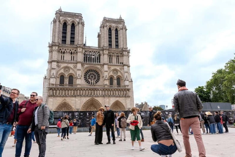 Paris: Montmartre, Notre-Dame, & Louvre Tour with Cruise - Exploring Île de la Cité: Medieval Charm and Notre-Dame