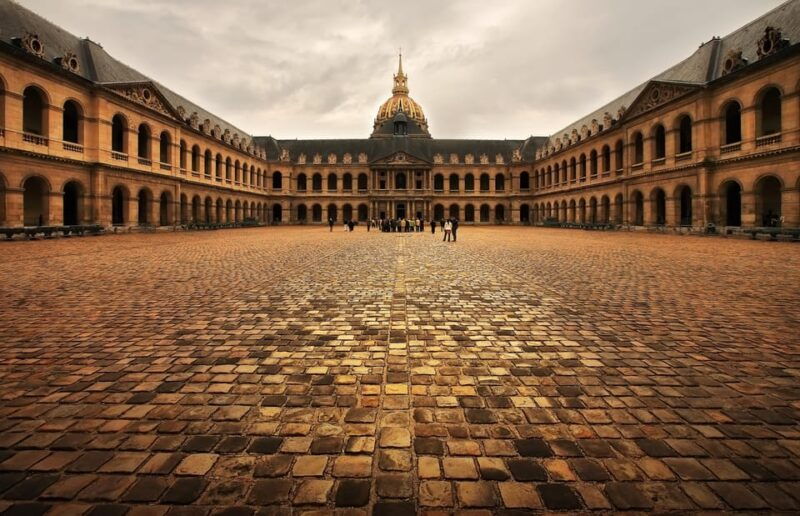 paris-napoleon-walking-tour-with-les-invalides-tomb-entry