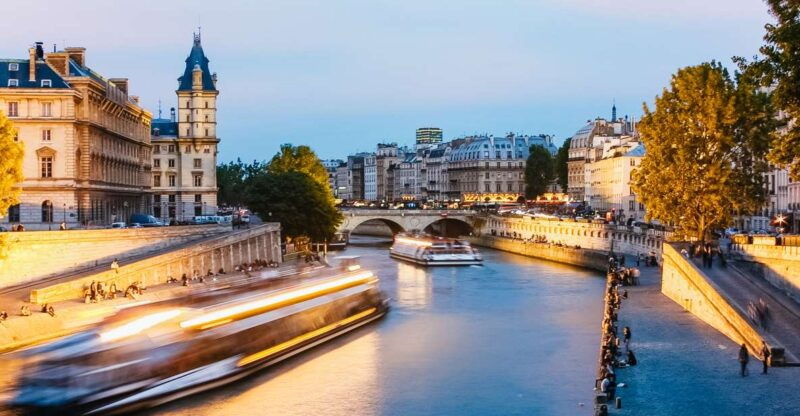 paris-night-river-cruise-on-the-seine-with-waffle-tasting