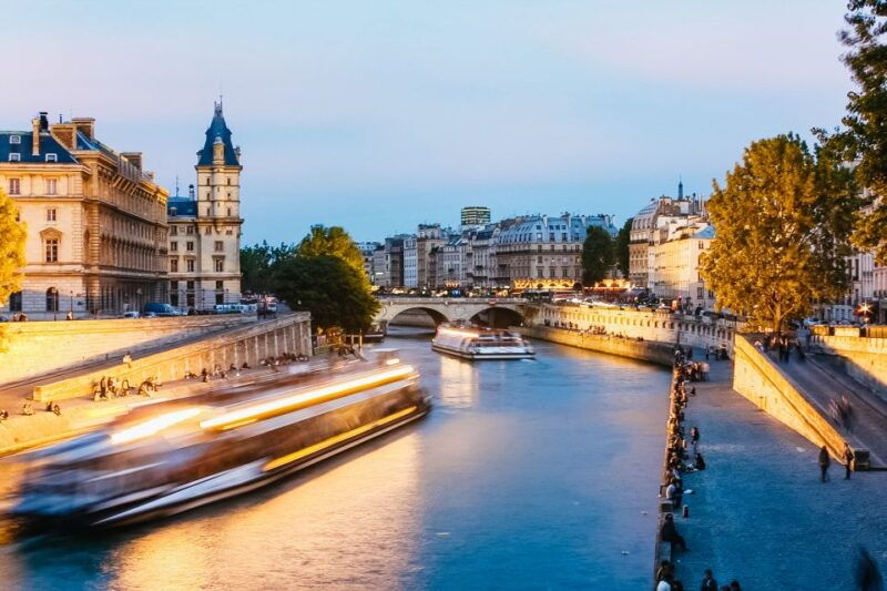 paris-night-river-cruise-on-the-seine-with-waffle-tasting