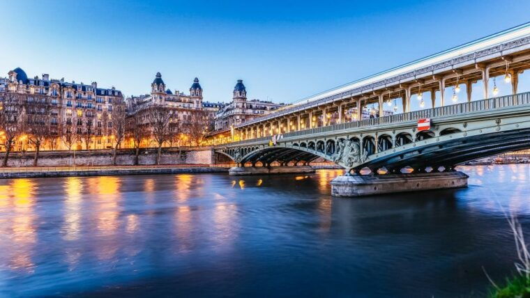 paris-night-river-cruise-on-the-seine-with-waffle-tasting
