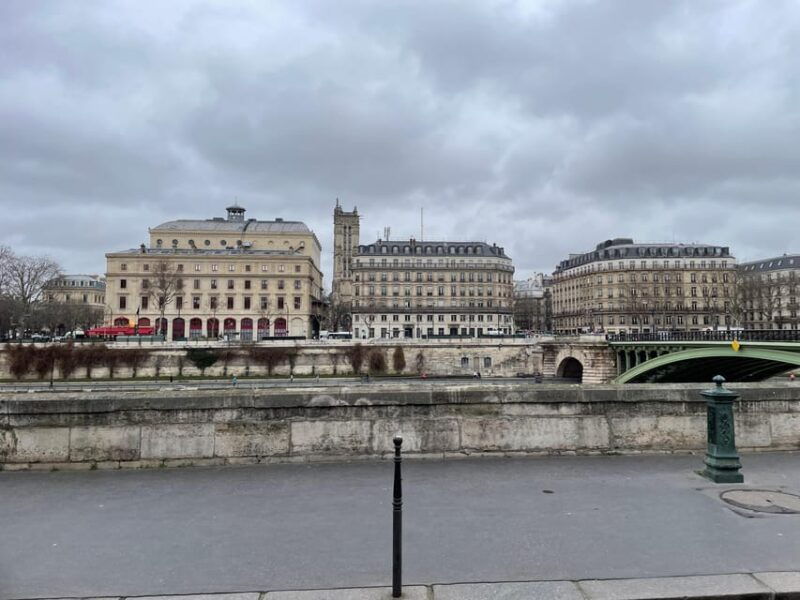 paris-notre-dame-cathedral-exterior-guided-tour