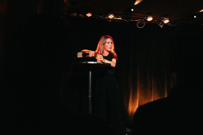 paris-oh-my-god-shes-parisian-english-comedy-show