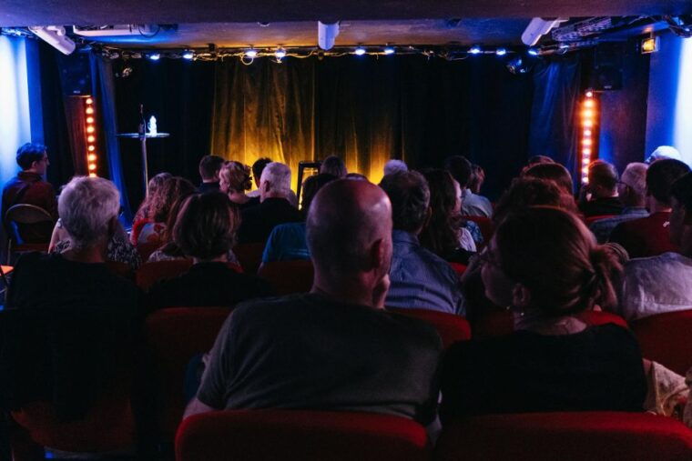 paris-oh-my-god-shes-parisian-english-comedy-show