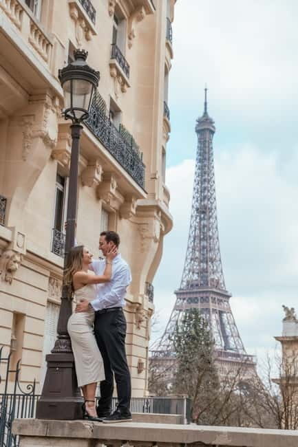 Paris photographer 1 hour near the Eiffel Tower or in Paris - Key Points