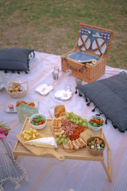 paris-picnic-experience-in-front-of-the-eiffel-tower