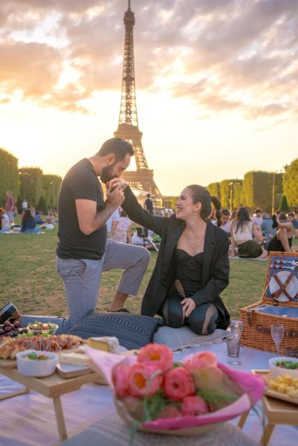 paris-picnic-experience-in-front-of-the-eiffel-tower