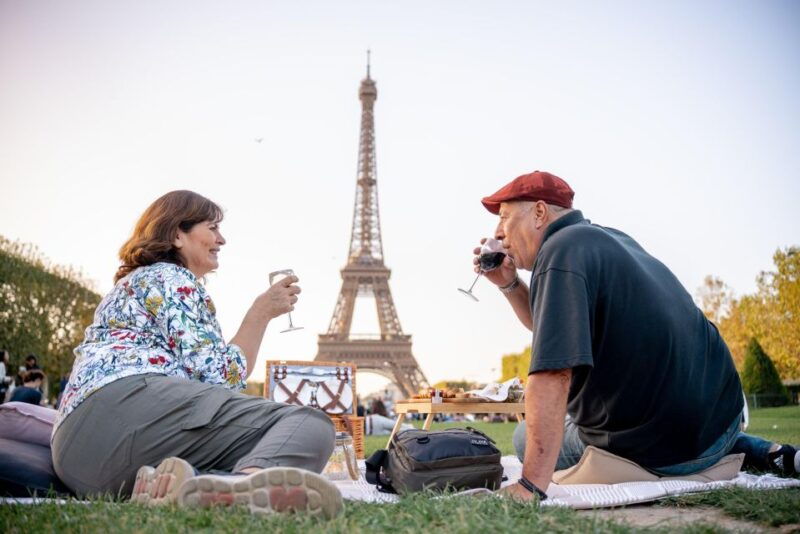 paris-picnic-experience-in-front-of-the-eiffel-tower