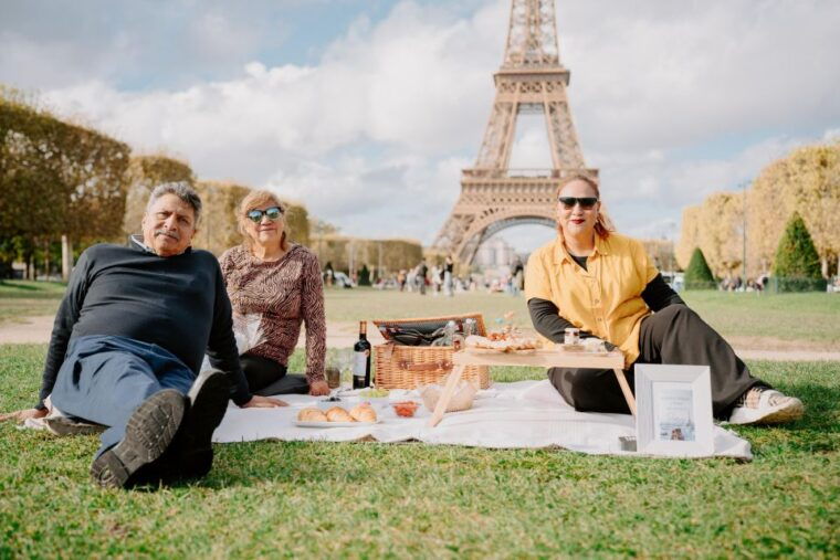 paris-picnic-experience-in-front-of-the-eiffel-tower