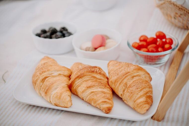 paris-picnic-experience-in-front-of-the-eiffel-tower