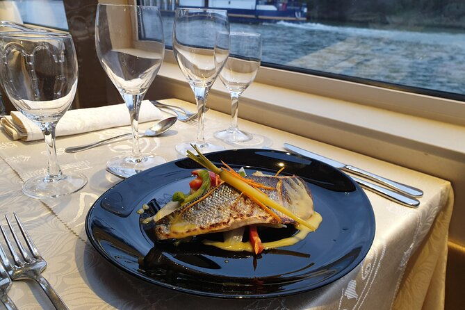 paris-prestige-dinner-cruise-from-eiffel-tower-area-2