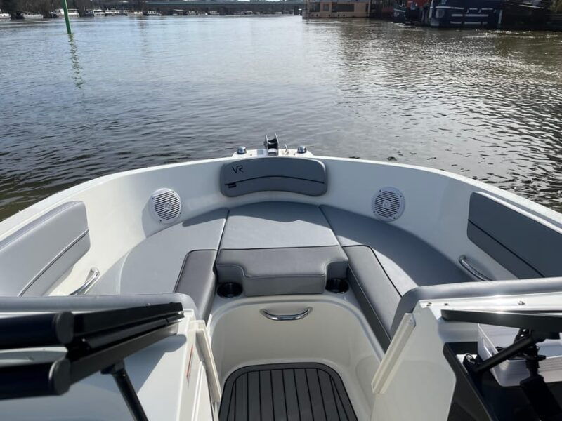 paris-private-cruise-on-the-seine-modern-boat-2-hours