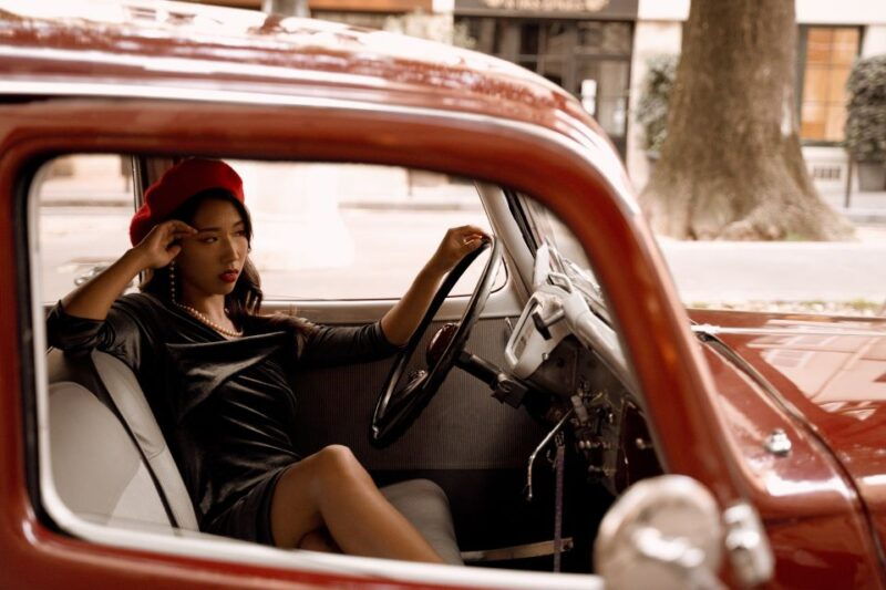 paris-private-guided-city-tour-in-a-traction-avant-or-ds-21