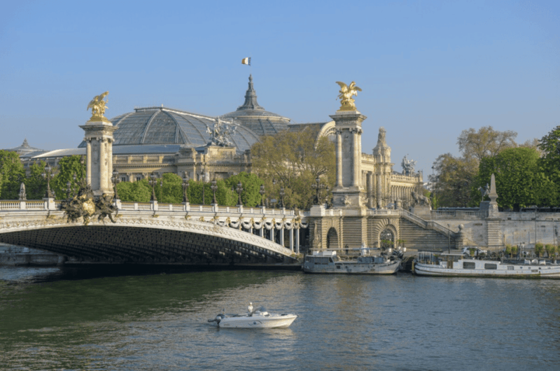 paris-private-river-cruise-with-rose-and-macarons