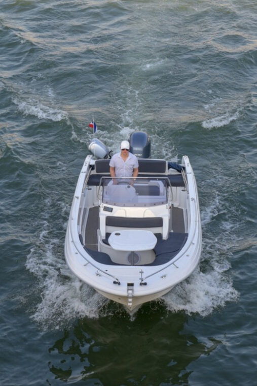 paris-private-river-cruise-with-rose-and-macarons