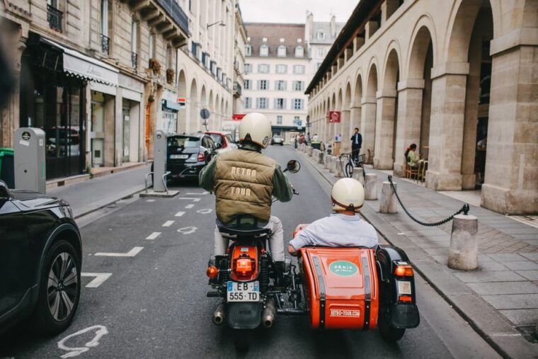 paris-private-tailor-made-guided-tour-on-vintage-sidecar