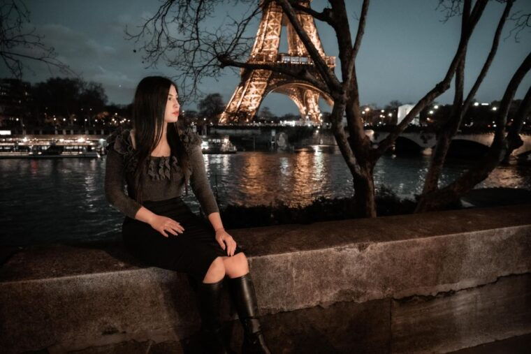 paris-quick-private-photography-session-near-eiffel-tower