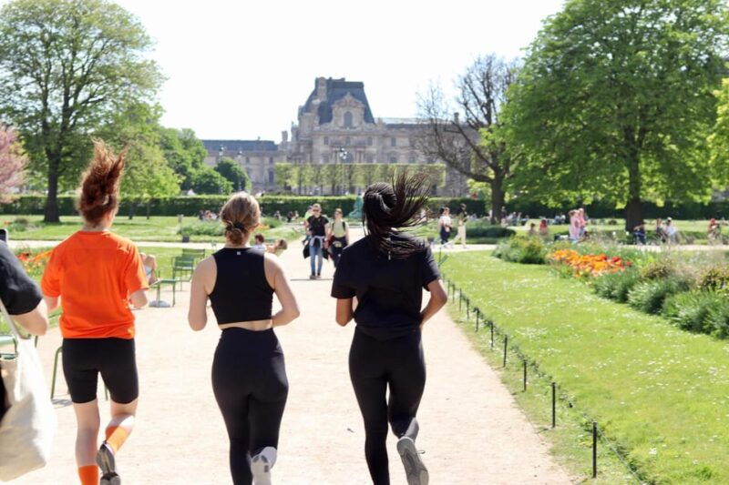 paris-running-tour-experience-montmartre-eiffel-tower