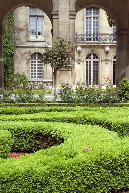 paris-secret-gardens-1-30-hour-long-walking-tour
