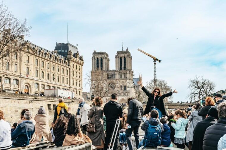 paris-seine-cruise-and-macaron-tasting-by-the-eiffel-tower