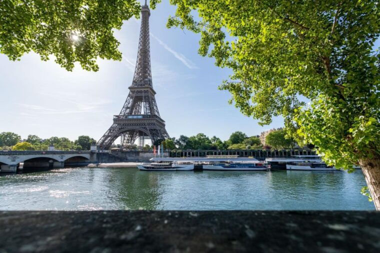 paris-seine-river-cruise-with-a-live-guide