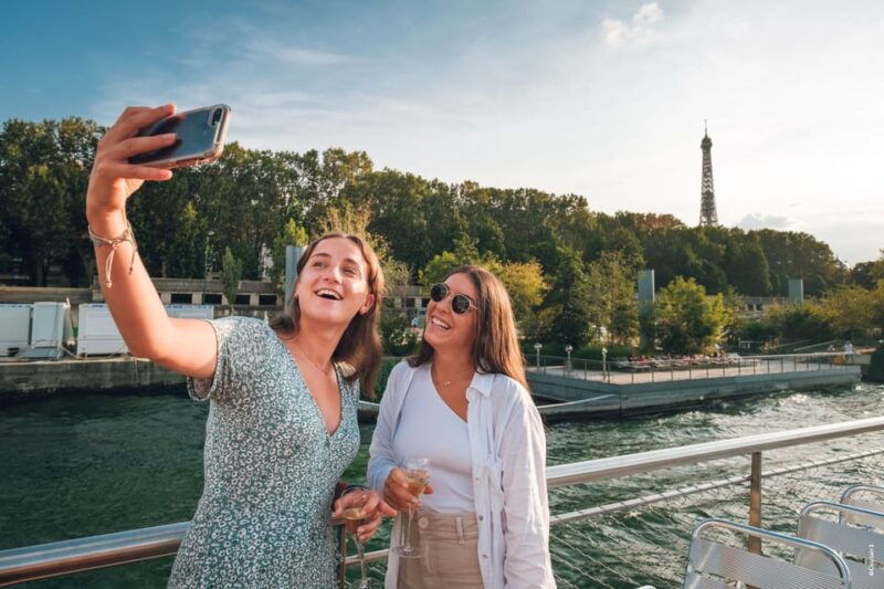 paris-seine-river-cruise-with-live-guide-and-champagne
